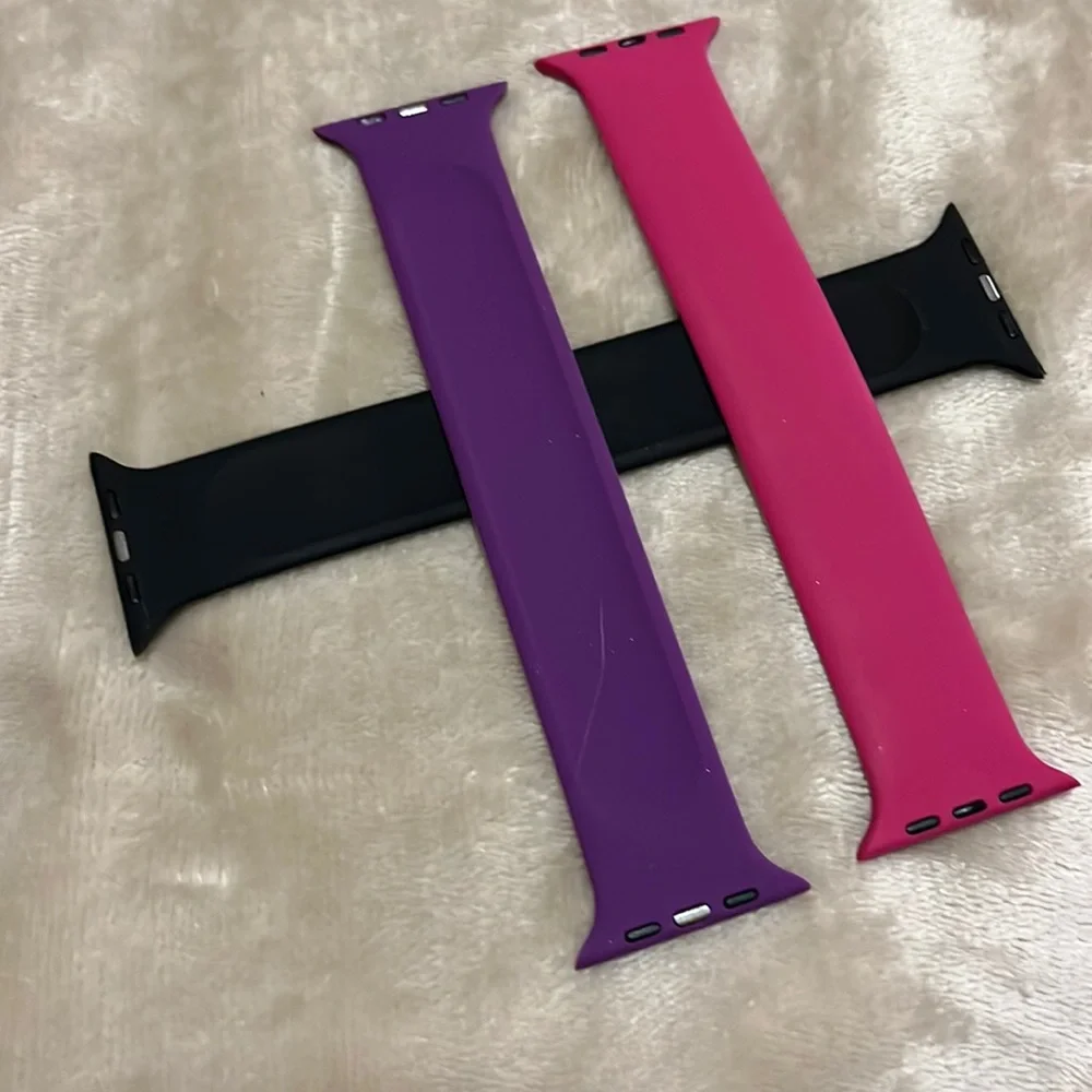 2 sets of 3 silicone smartwatch bands.